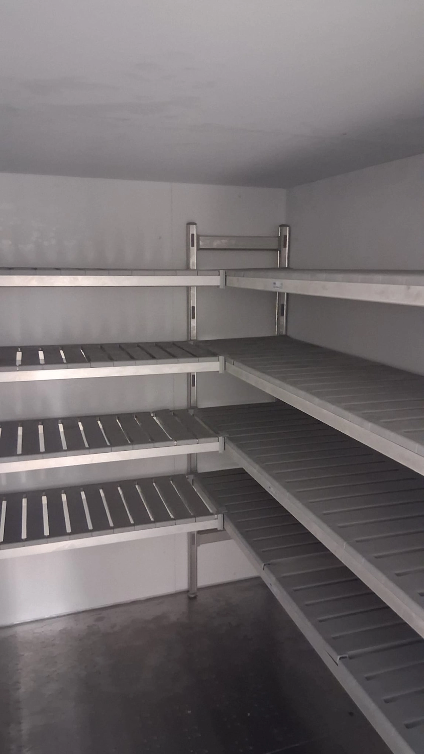 Polat Gastrotechnik - Lagerregale für Großküchen.