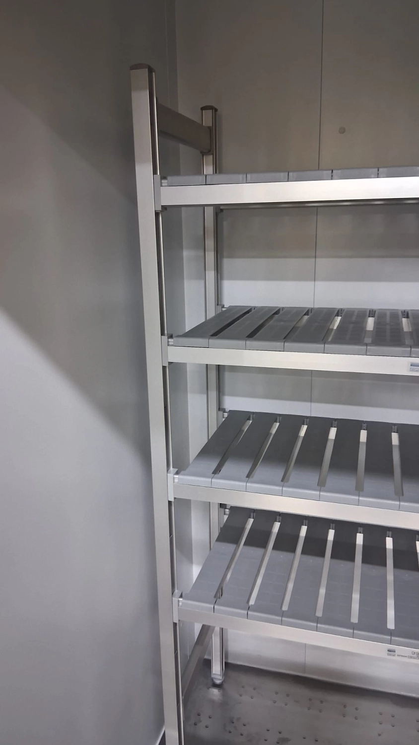 Polat Gastrotechnik - Lagerregale für Großküchen.