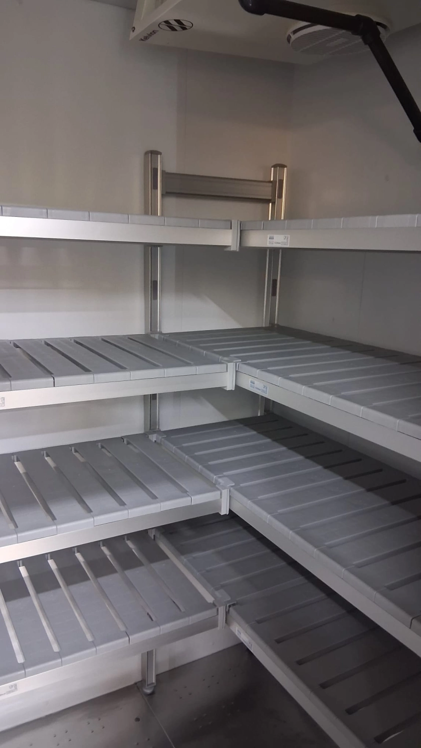 Polat Gastrotechnik - Lagerregale für Großküchen.